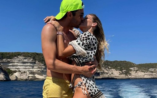 Kaká e Carol Dias trocam beijos durante passeio de barco na Itália