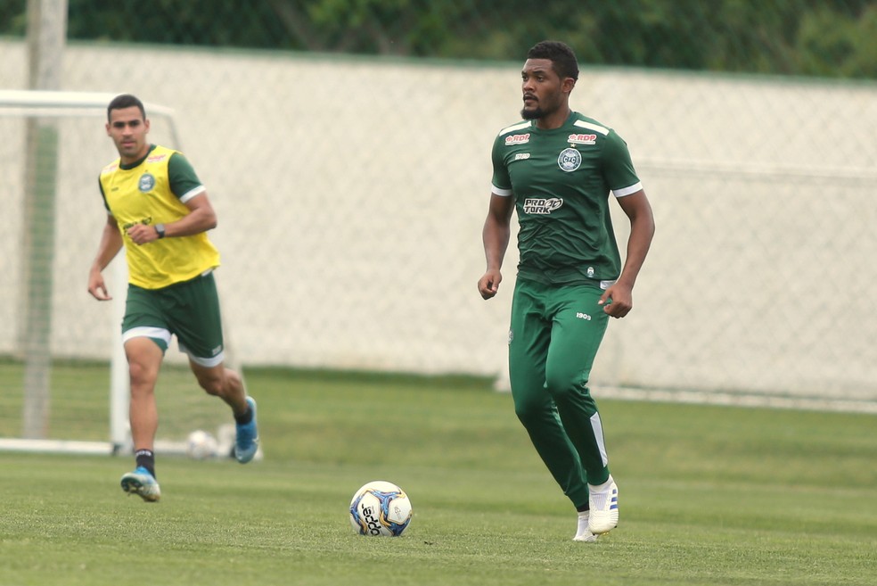 Sabino comandou a zaga do Coxa  — Foto: Divulgação/Coritiba