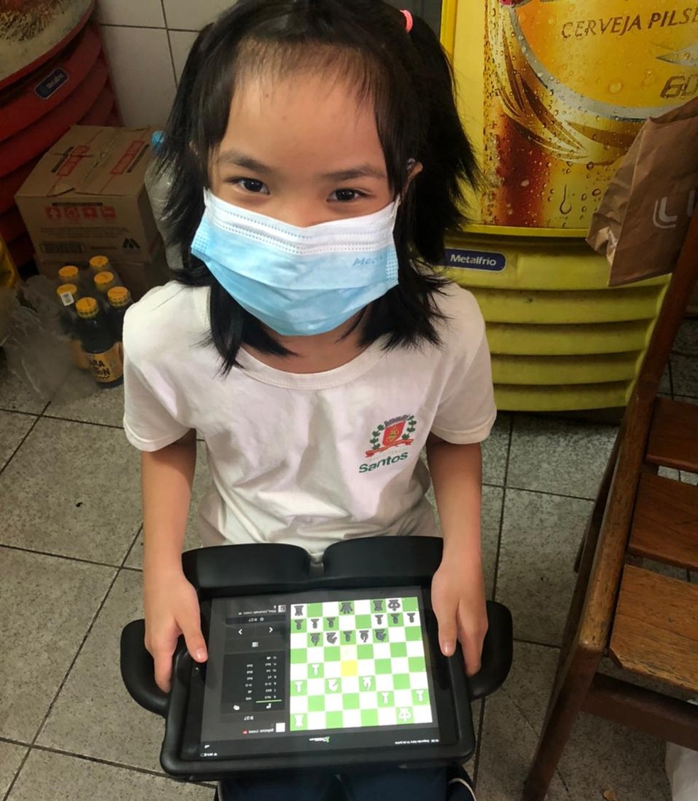Elisa adora jogar xadrez e tem muita facilidade para o esporte — Foto: Arquivo Pessoal
