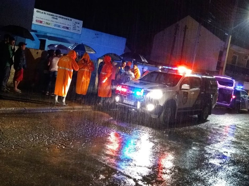 Prefeitura de Curitiba distribuiu lonas, colchões e cobertores para as famílias atingidas pela chuva — Foto: Prefeitura de Curitiba/Divulgação