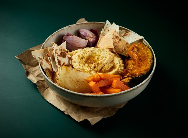 Sirva o hommus com cebola roxa, abóbora, cenoura assada e torradinhas árabes (Foto: Rodolfo Regine / Divulgação)