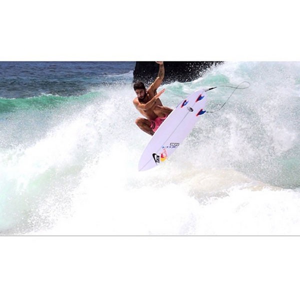 Pedro Scooby pega ondas em Fernando de Noronha (Foto: Reprodução/Instagram)