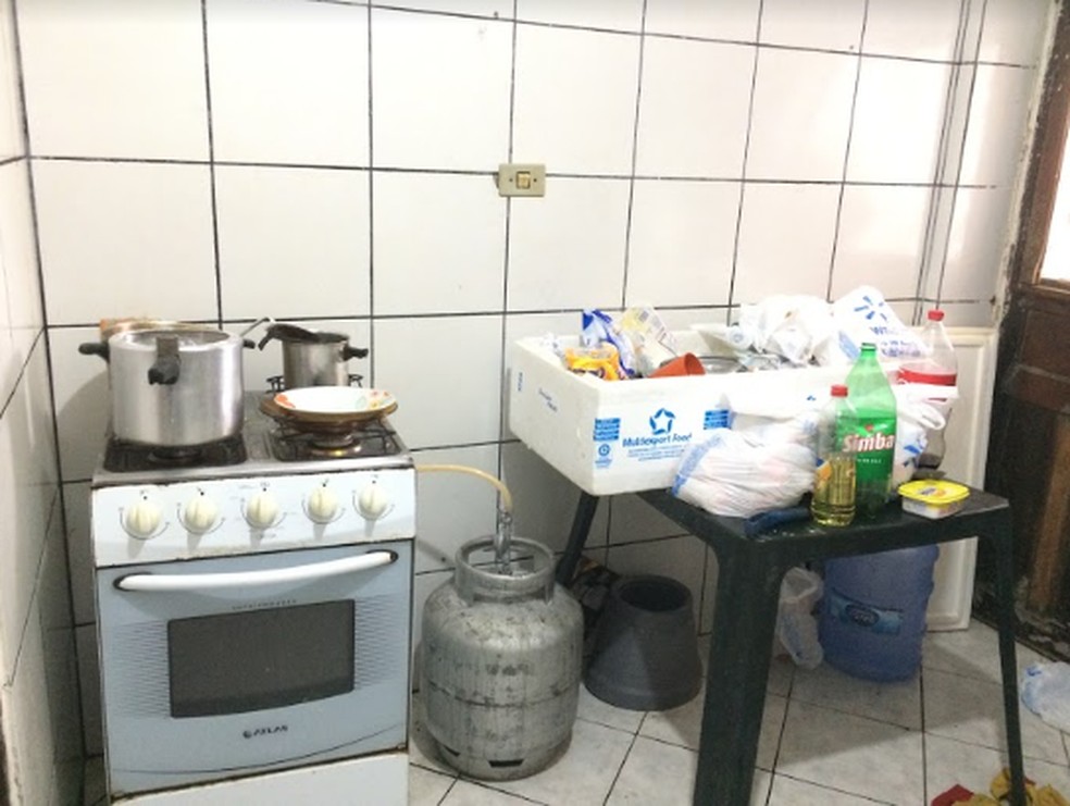 Apartamento em que três venezuelanos moram em Campina Grande fica localizado no bairro Vila Cabral de Santa Terezinha, próximo ao shopping onde eles trabalham — Foto: Érica Ribeiro/G1