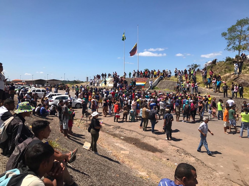 Manifestantes fazem protesto em Pacaraima, fronteira do Brasil com a Venezuela — Foto: Alan Chaves/G1 RR