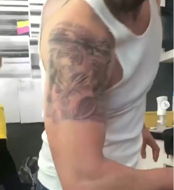 Justin Timberlake mostrando a tatuagem de mentira feita em seu braço (Foto: Instagram)