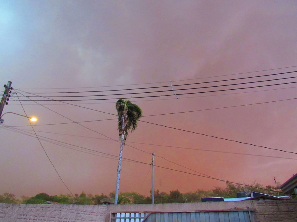 Tempestade de poeira atingiu o distrito de Porto Primavera, em Rosana (SP), na tarde desta sexta-feira (1º) — Foto: Jéssica Barateli