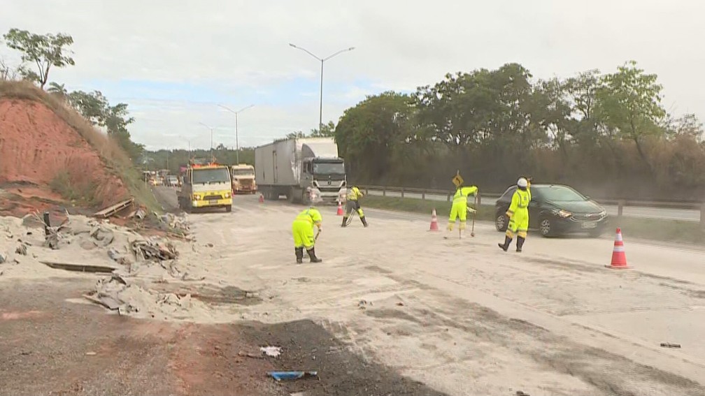 Funcionários da Via 040 limpam rodovia — Foto: Reprodução/TV Globo