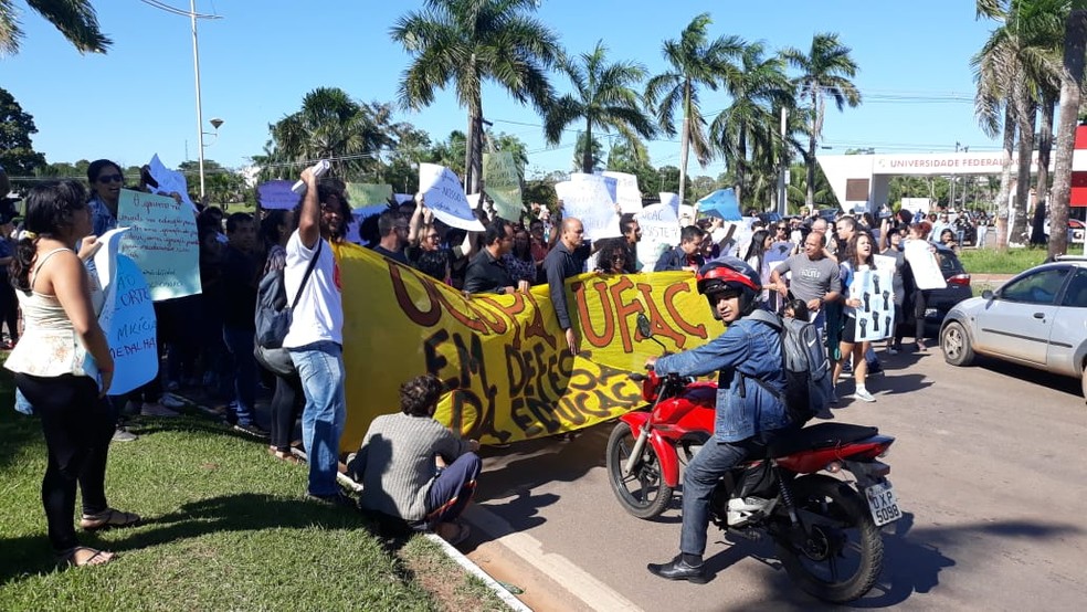 Estudantes e servidores da Ufac fecharam universidade em protesto contra bloqueio de verbas — Foto: Iryá Rodrigues/G1