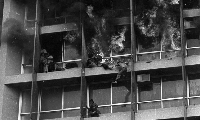 Pessoas tentam escapar do Edifício Joelma em chamas: 187 morreram - Foto: Agência O GLOBO