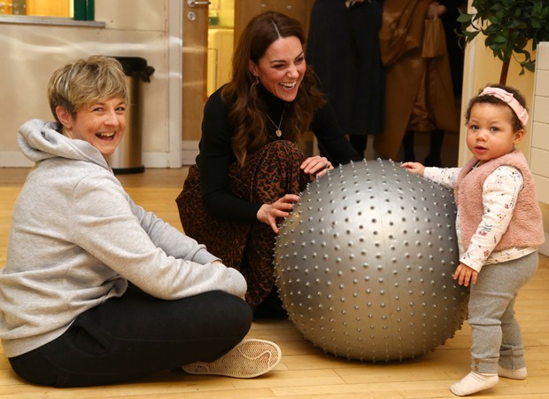 Kate Middleton visita o Ely and Careau Children's Centre para falar sobre as dificuldades das famílias (Foto: Getty Images)