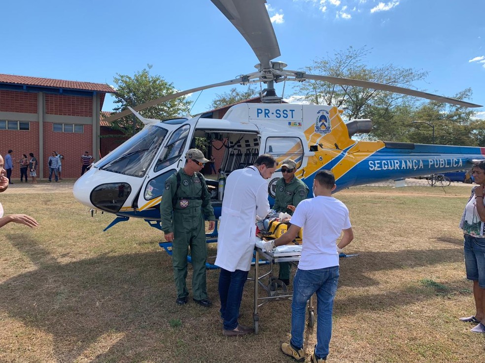 Crianças foram transferidas de helicóptero para Palmas — Foto: Emanuela Medina/Ascom SSP