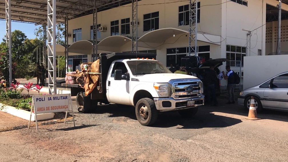 Primeiro caminhão com ajuda humanitária do Brasil no posto do Sefaz (Secretaria de Estado da Fazenda) de Roraima — Foto: Alan Chaves/G1 Roraima