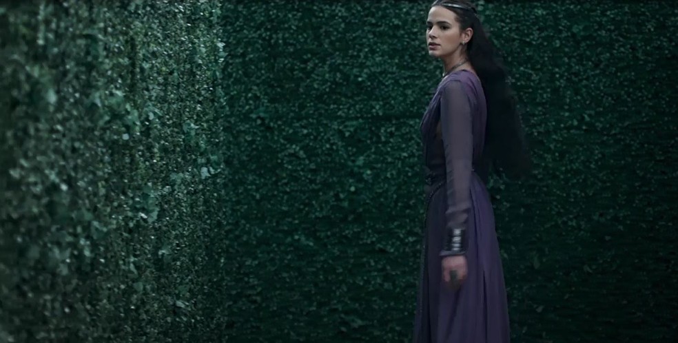 Catarina (Bruna Marquezine) caminha pelo jardim do castelo, enquanto seu noivo a espera para um passeio. Ela escuta um barulho estranho... (Foto: TV Globo)