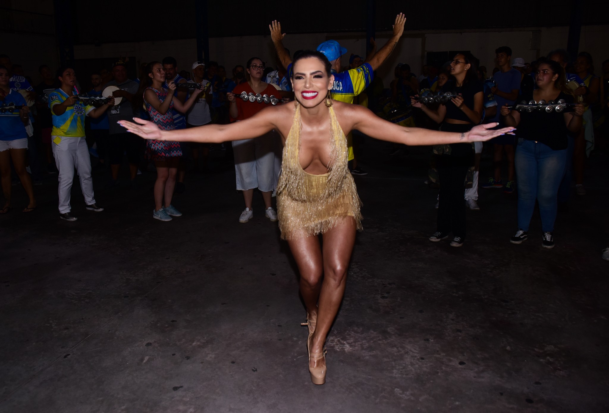 Bailarina Erika Schneider é apresentada como musa da Águia de Ouro em ensaio: 'Realização de sonho'