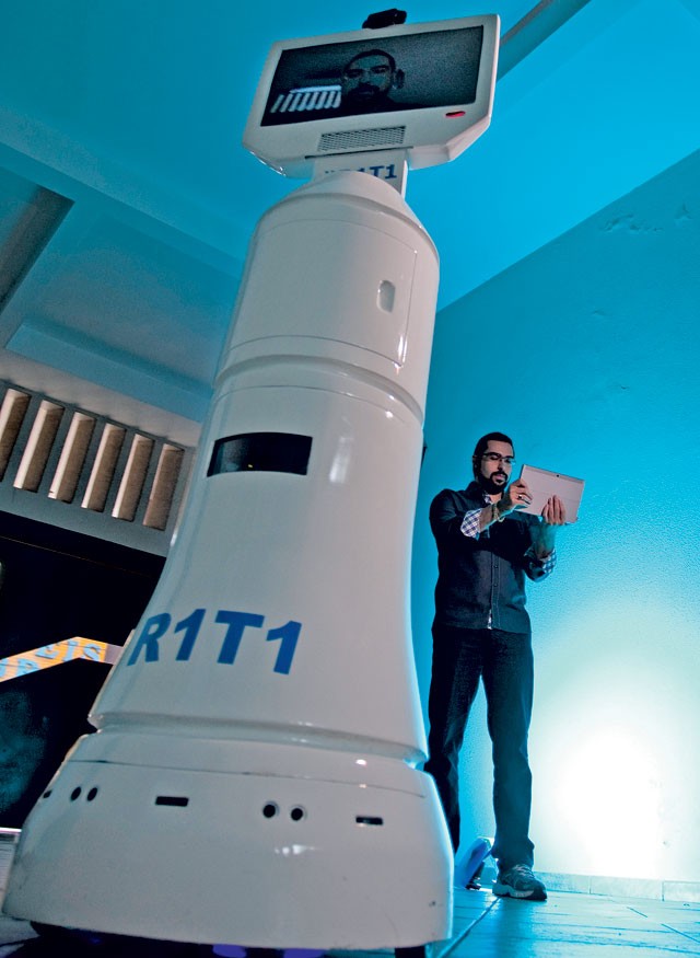 CRIADOR E CRIATURA: Dianin e o R1T1, robô de telepresença que será vendido por R$35 mil (Foto: Sérgio Ranalli/Editora Globo)