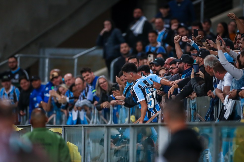 Gabriel Silva comemorando o gol contra o Brusque com a torcida — Foto: Lucas Uebel/Divulgação/Grêmio