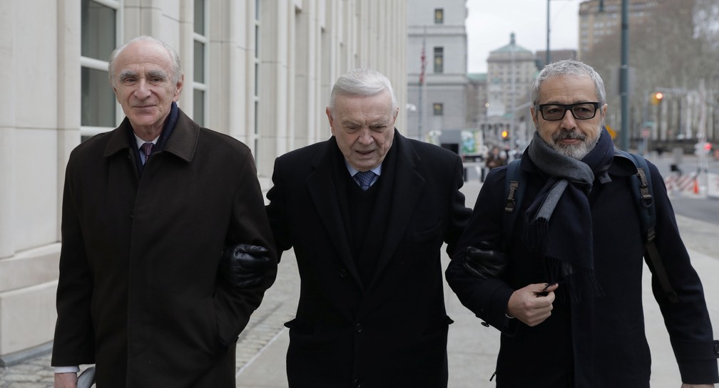 Marin chega com os advogados ao tribunal, em Nova York, nesta sexta-feira (Foto: Stephen Yang / Reuters)