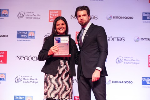 Polianna Lopes, diretora de pessoas e Marketing da Microcity, recebe o prêmio pela empresa na categoria de médias nacionais