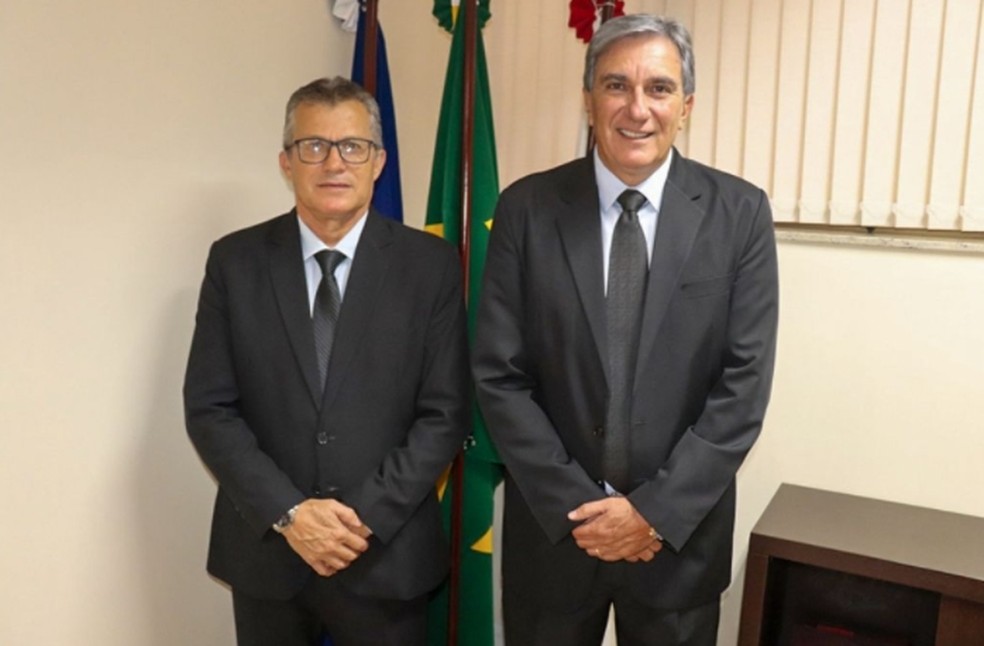 Coronel Dimas (à esquerda) será novo prefeito de Pouso Alegre após saída de Rafael Simões (à direita) — Foto: Prefeitura de Pouso Alegre