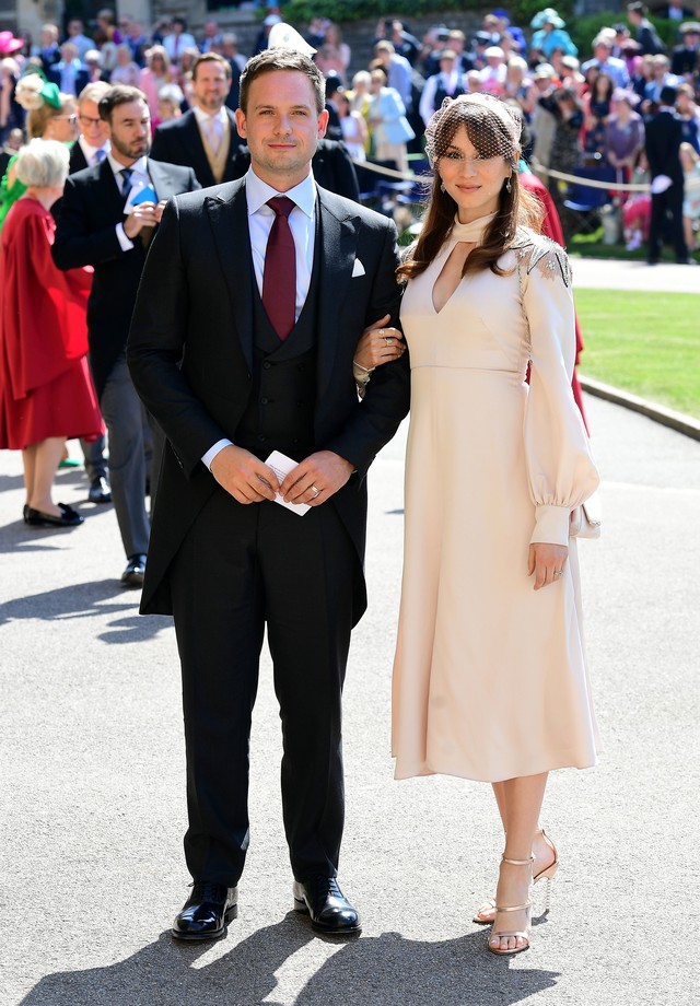 WINDSOR, UNITED KINGDOM - MAY 19:   Actor Patrick J. Adams and wife Troian Bellisario arrive at St George's Chapel at Windsor Castle before the wedding of Prince Harry to Meghan Markle on May 19, 2018 in Windsor, England. (Photo by Ian West - WPA Pool/Get (Foto: Getty Images)