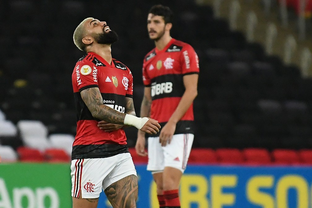 Gabigol lamenta jogada contra o Inter: atacante teve m&aacute; atua&ccedil;&atilde;o e foi expulso no segundo tempo &mdash; Foto: Alexandre Dur&atilde;o
