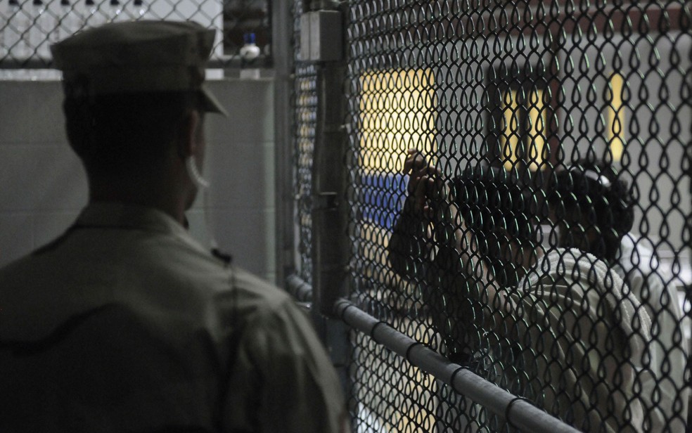 Marine do Batalhão da Guarda Naval Expedicionária dos EUA observa detidos no bloco 6 da prisão de Guantánamo, em 30 de março de 2010 — Foto: Reuters/MC3 Joshua Nistas/US Navy/Handout via Reuters