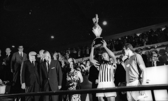 No Maracanã, Elizabeth II e Philip observam Pelé levantar o troféu: paulistas levaram a melhor