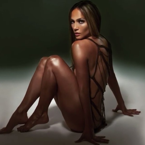 A cantora Jennifer Lopez na foto de divulgação da canção Baila Conmigo (Foto: Instagram)