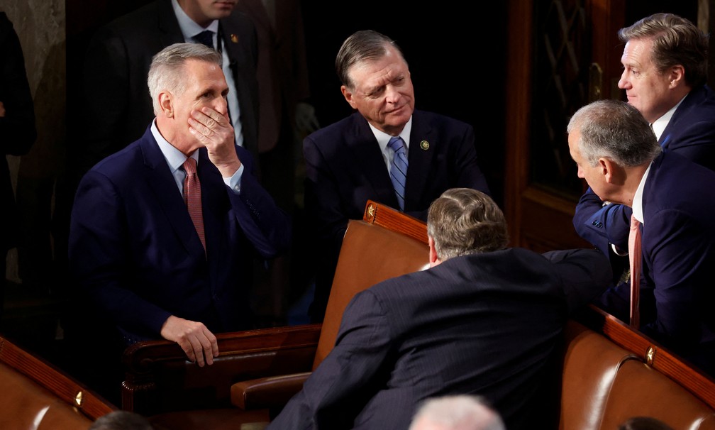 O líder republicano da Câmara, Kevin McCarthy, coloca a mão no rosto enquanto conversa com colegas no plenário da Câmara durante a votação em que concorre para ser o próximo presidente da casa — Foto: Reuters/Jonathan Ernst
