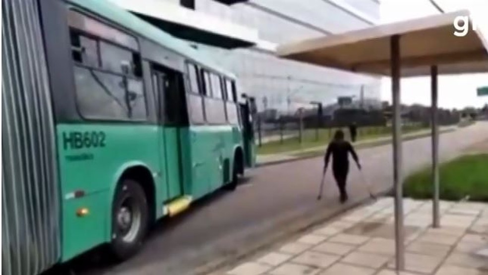 Motorista deixou, por poucos segundos, ônibus atravessado na rua para facilitar travessia da jovem — Foto: Divulgação