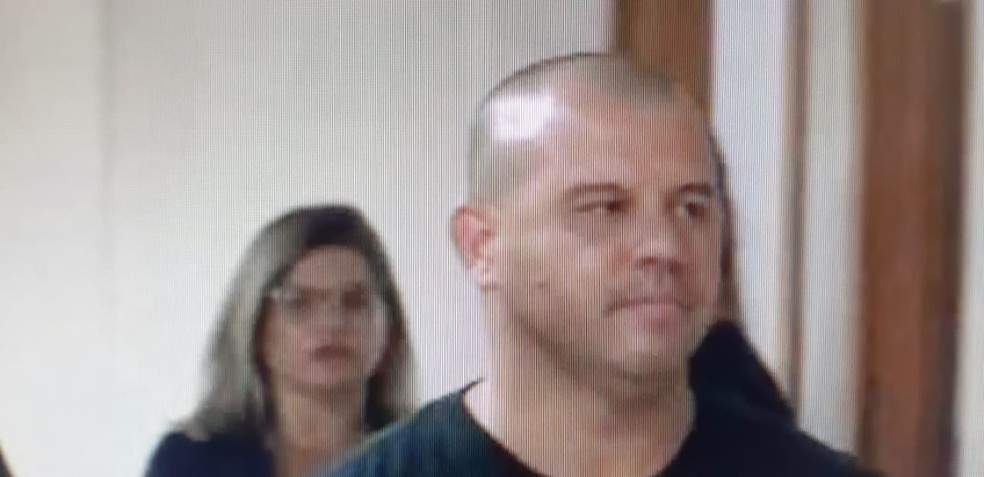 Roni, ex-jogador da SeleÃ§Ã£o Brasileira e do Fluminense, durante prisÃ£o na tarde deste sÃ¡bado, no EstÃ¡dio ManÃ© Garrincha, em BrasÃ­lia â€” Foto: TV Globo/ ReproduÃ§Ã£o