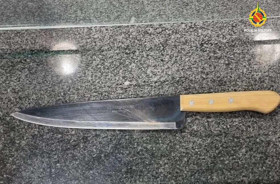 Faca apreendida pela polícia na casa de mulher que pediu socorro à PM — Foto: PMDF/Divulgação