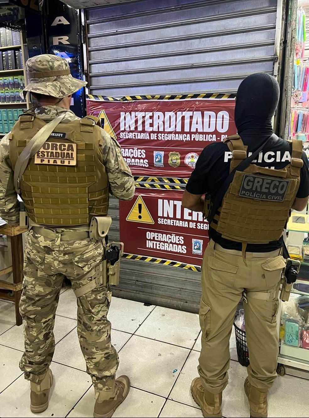 Policiais no Shopping da Cidade, Centro de Teresina, interditando loja de celulares — Foto: Ascom SSP