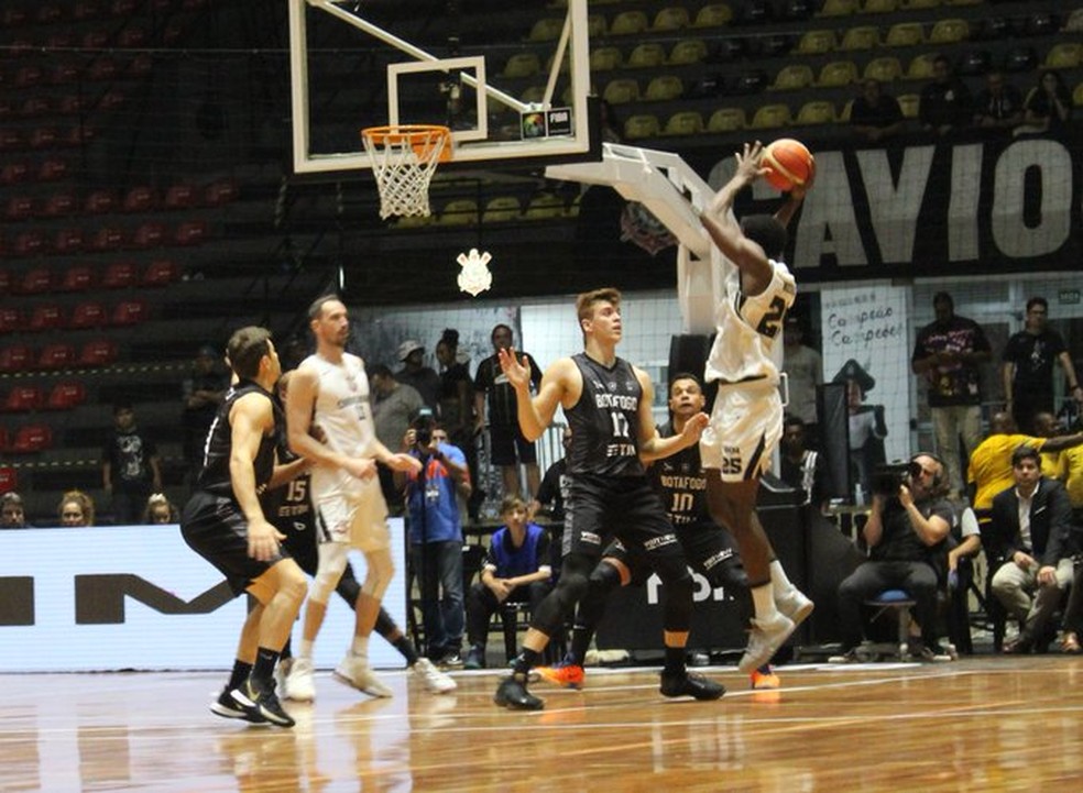 Corinthians foi para cima nos últimos quartos, mas ficou sem o título — Foto: Divulgação/Consubasquet