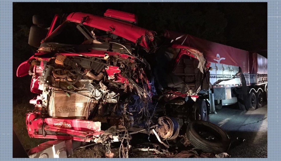 Motorista do caminhÃ£o foi socorrido em estado grave, segundo PRF â Foto: Adan Guerra e Henrique Romanini/RÃ¡dio educadora