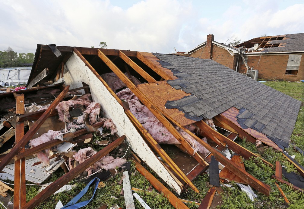 Dano causado pela tempestade neste domingo (14) em Hamilton, Mississippi. — Foto: Jim Lytle/AP