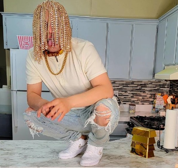 Rapper mexicano Dan Sur afirma ser o primeiro a implantar cabelo de ouro (Foto: Reprodução/Instagram)