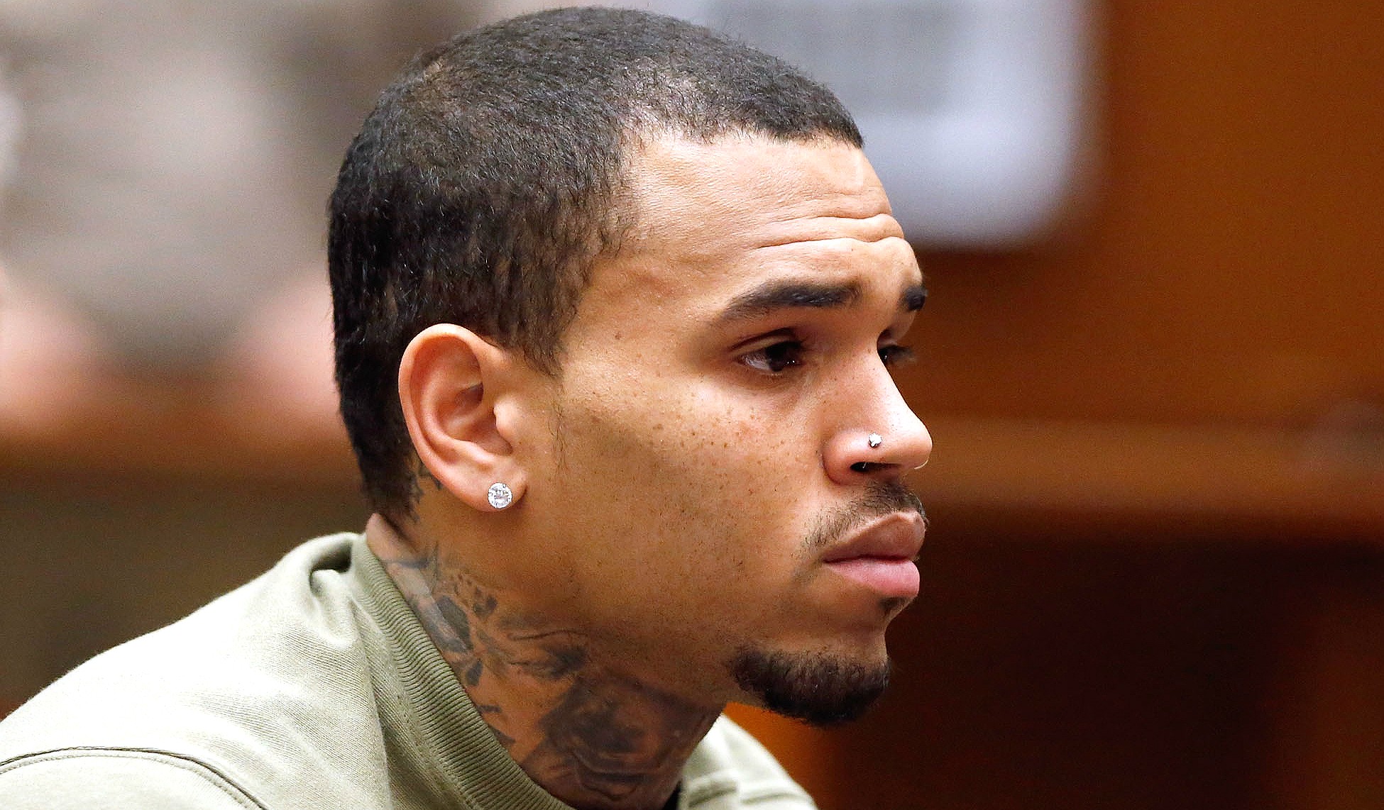Chris Brown na Suprema Corte de Los Angeles, nesta quinta-feira (15). (Foto: Getty Images)