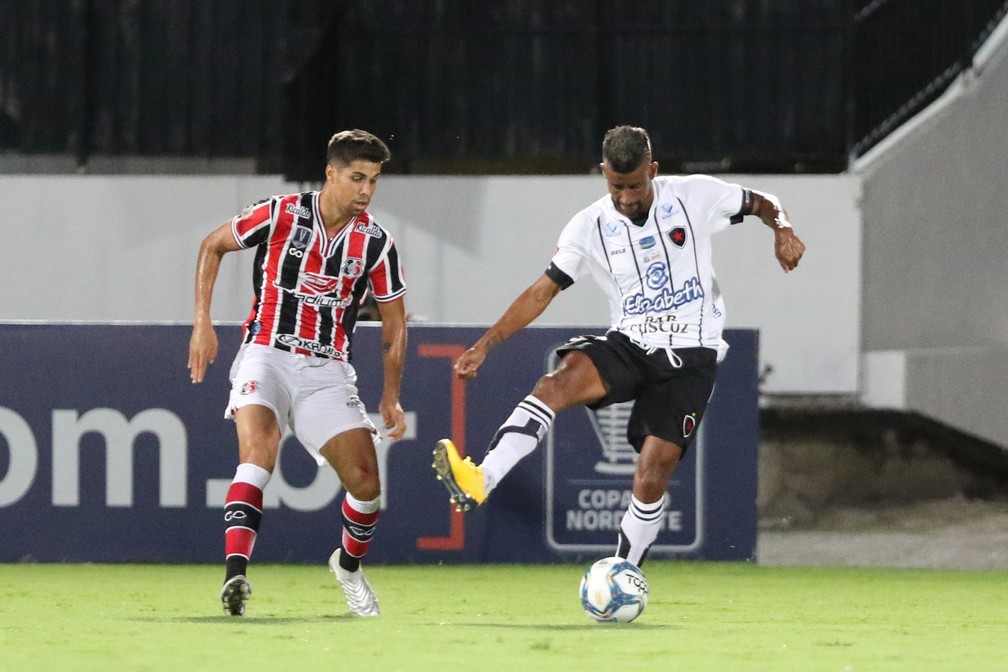 Pelo Botafogo-PB, Léo Moura enfrenta o Santa Cruz, seu ex-clube, em partida válida pela Copa do Nordeste — Foto: Marlon Costa / Pernambuco Press