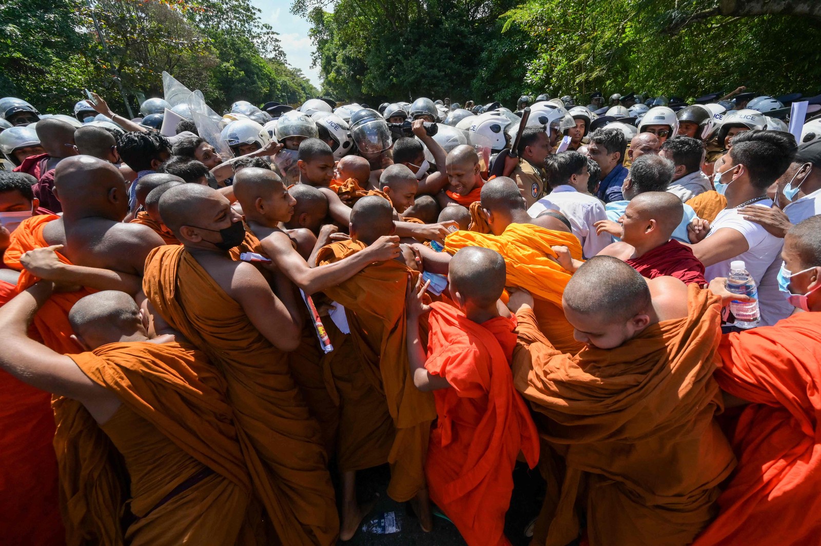 Monges budistas e outros manifestantes brigam com a polícia perto do parlamento em Colombo, no Sri Lanka — Foto: ISHARA S. KODIKARA/AFP