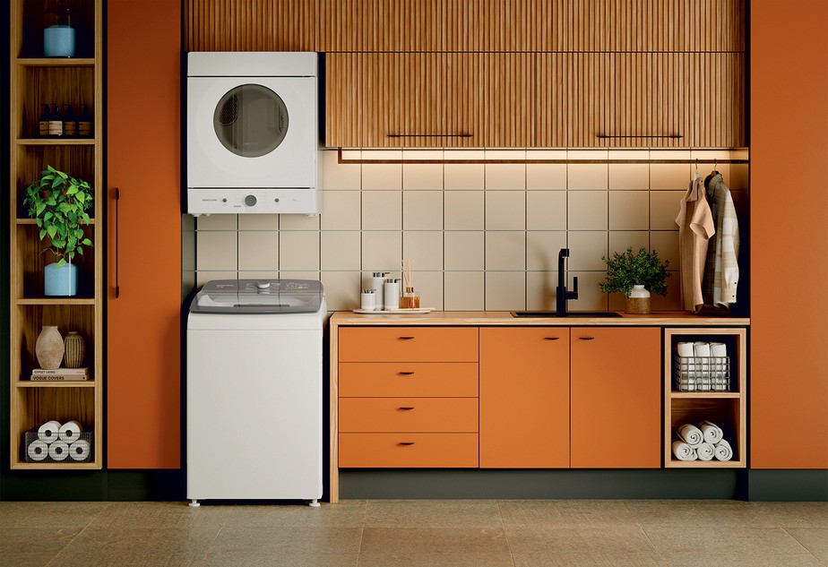 Secadora de roupas traz praticidade e pode ser posicionada acima da máquina de lavar, como nesta composição