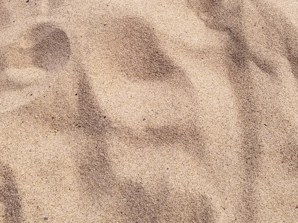 Parece infinita, mas nÃ£o Ã©; a areia Ã© um dos recursos que estÃ£o acabando â€” Foto: Jim Gade/Unsplash