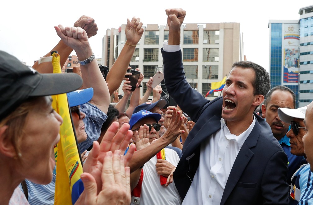 Juan Guaidó cumprimenta manifestantes contra Nicolás Maduro após prestar juramento e se declarar presidente interino da Venezuela — Foto: Carlos Garcia Rawlins/Reuters