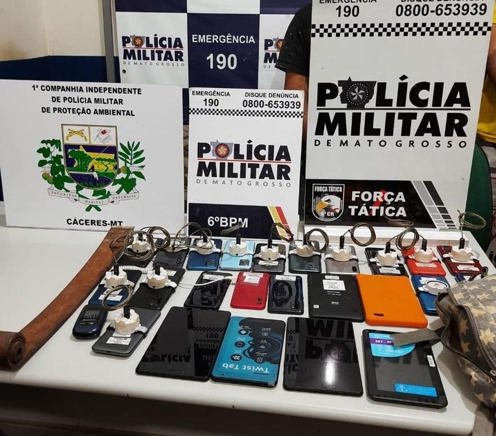 Dois homens, de 18 e 26 anos, foram presos na noite deste sábado (24) logo após furtarem 25 celulares e tablets de uma loja de eletrodomésticos na área central de Cáceres — Foto: PMMT