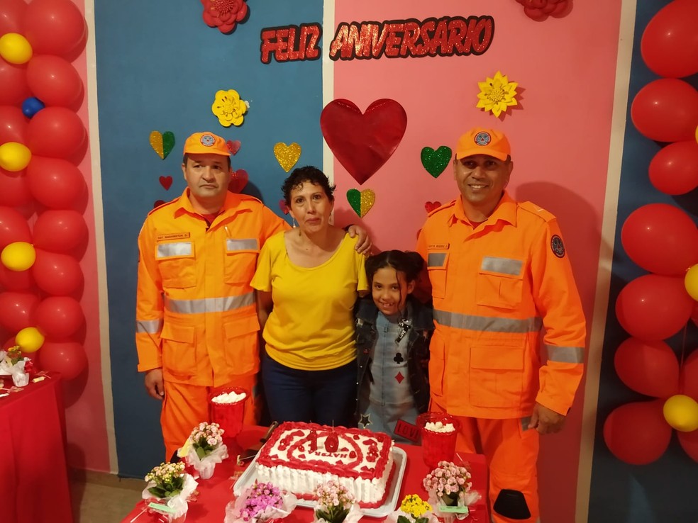 Bombeiros Reencontram Menina Em Festa De Aniversario 10 Anos Apos Fazerem O Parto Em Mg Sul De Minas G1