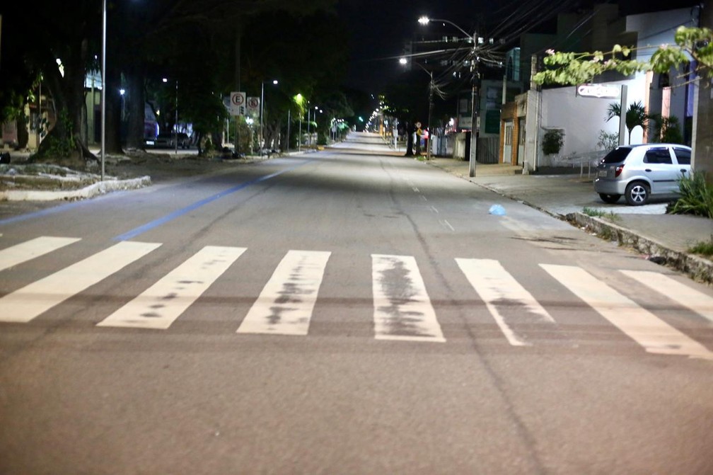 Rua de Natal vazia após o toque de recolher — Foto: Sandro Menezes