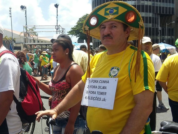 Manifestante no Recife pede saída de Dilma, Cunha e Temer (Foto: Katherine Coutinho / G1)