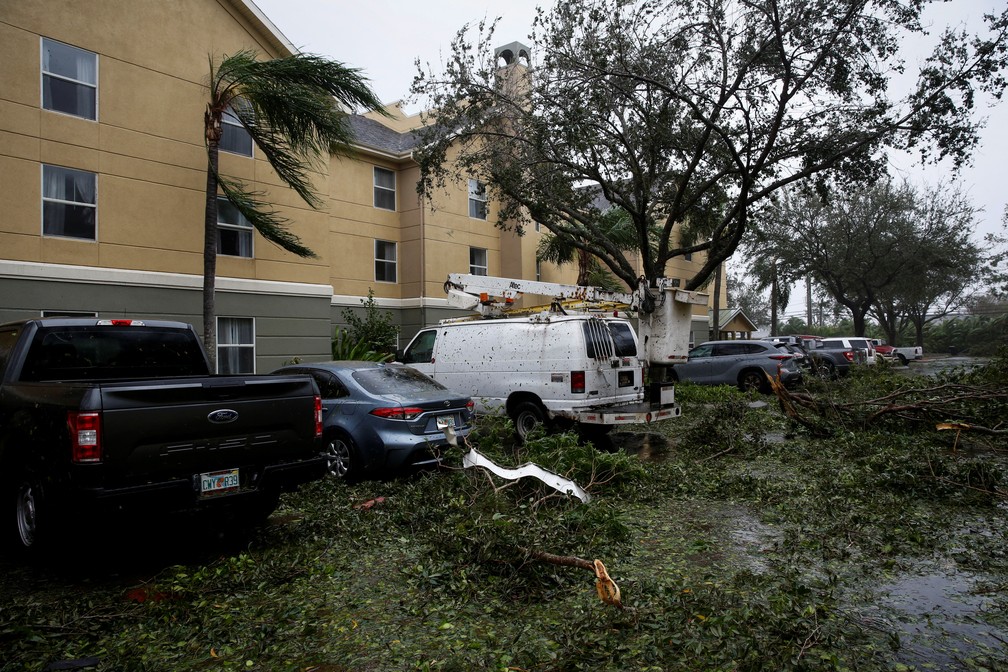 Árvores caídas e destroços são vistos em um estacionamento enquanto o furacão Ian atinge o sudoeste da Flórida, em Fort Myers, EUA  — Foto: Marco Bello/Reuters