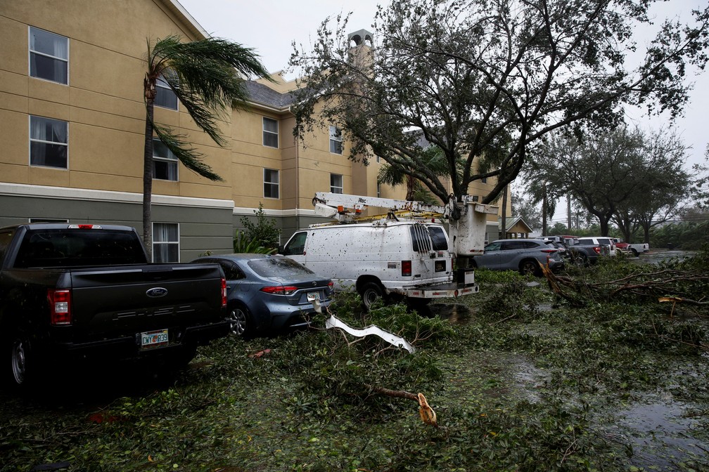 Árvores caídas e destroços são vistos em um estacionamento enquanto o furacão Ian atinge o sudoeste da Flórida, em Fort Myers, EUA  — Foto: REUTERS/Marco Bello