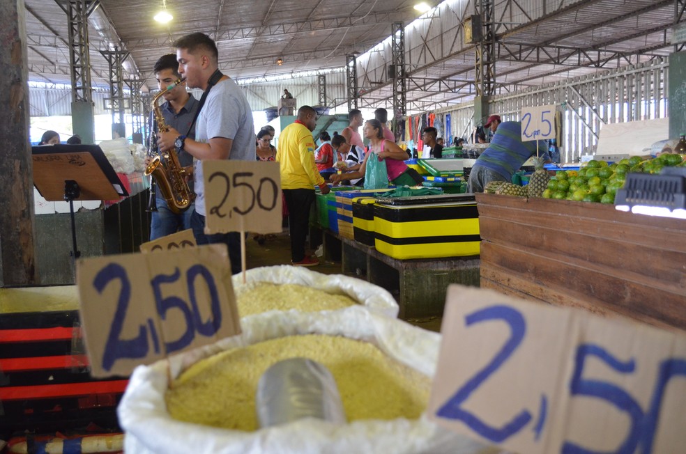 Saxofones e clarinete dividiram espaço com farinha da região, verduras e legumes nesta terça-feira, 3 — Foto: Rita Torrinha/G1